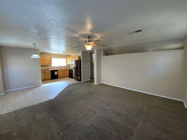 Building Photo - 3 Bedroom Home Available Near Unser Blvd N...