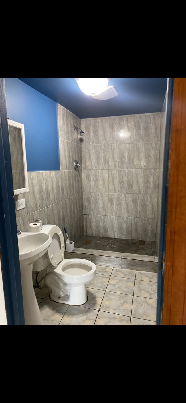 Bathroom - 705 N 16th Ave