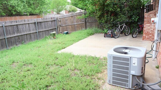 Building Photo - 847 Rambling Oaks Dr