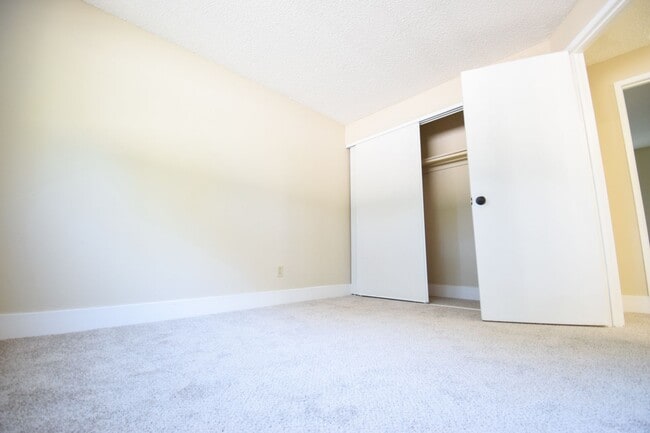 Building Photo - Spacious 2 BR Townhome in SW Portland! W/S/G is Included