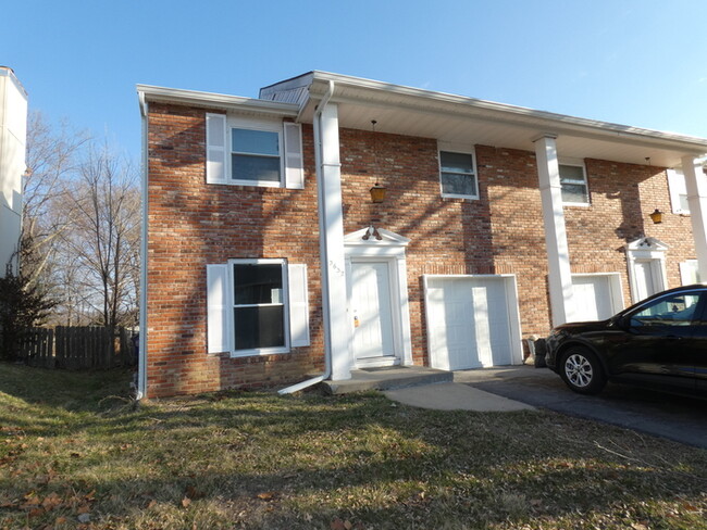 Primary Photo - Updated Town Home in Gladstone, MO