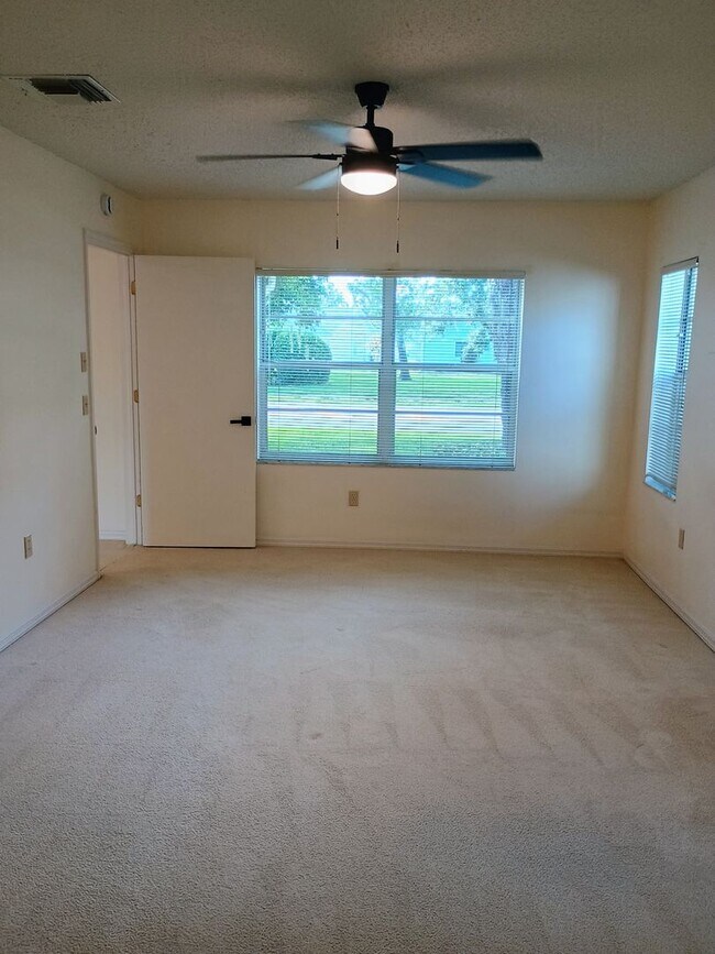 Building Photo - 2 bedroom 2 bathroom Large House for rent ...