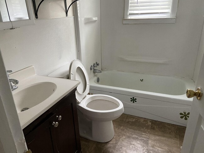 Building Photo - 2738 Dogwood Cir