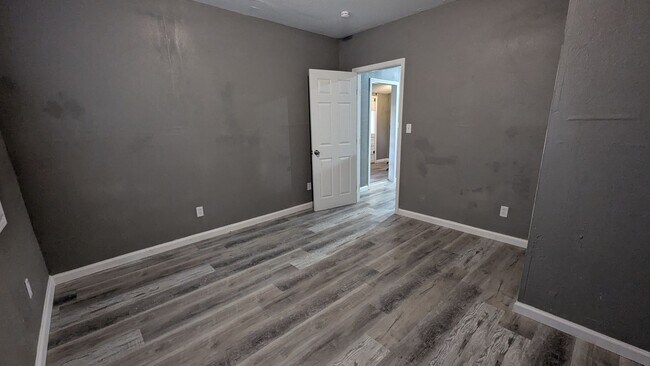 Building Photo - 410 E 6th St