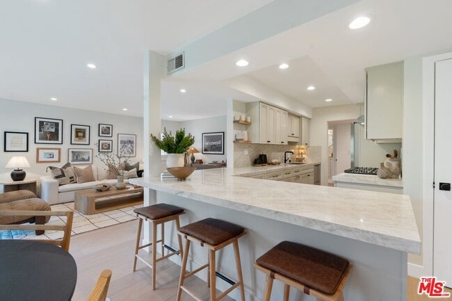 Building Photo - 6720 Hillpark Dr