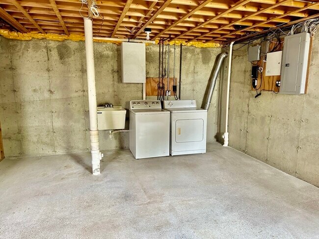 Building Photo - 16 Central St