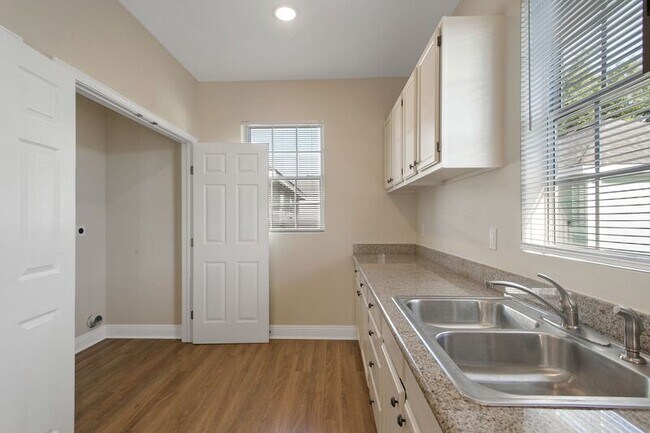 Building Photo - 407 N Tonti St