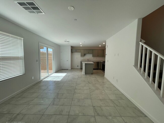 Building Photo - BEUTIFUL 3 BED 2.5 BATH 2 CAR GARAGE TOWNH...