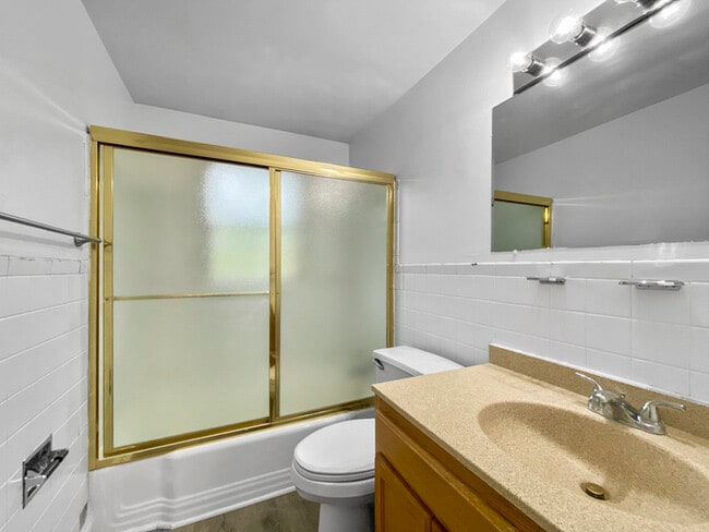 Building Photo - Charming and Spacious 4-Bedroom, 2-Bathroo...