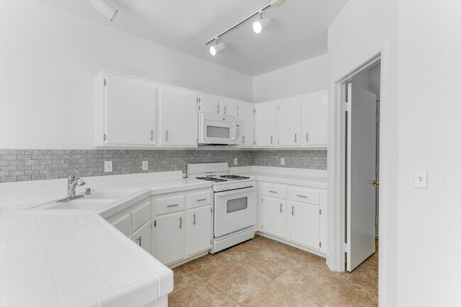 Building Photo - Exceptional 2 Bedroom in Desirable Location & Stunning Amenities