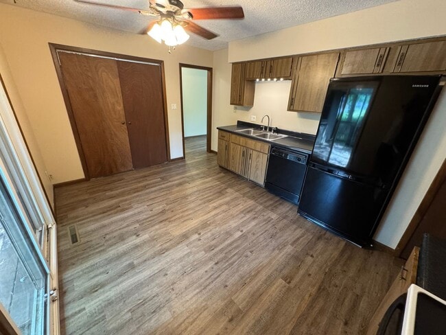 Building Photo - 3 bedroom 2 bath Springfield Home located ...