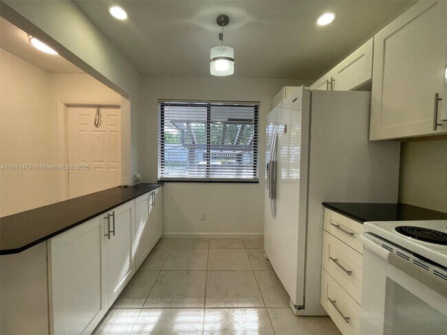 Building Photo - 449 Lakeview Dr