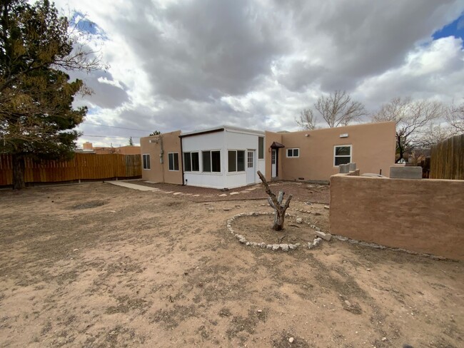 Building Photo - 3 Bedroom Single Story Home Available Near...