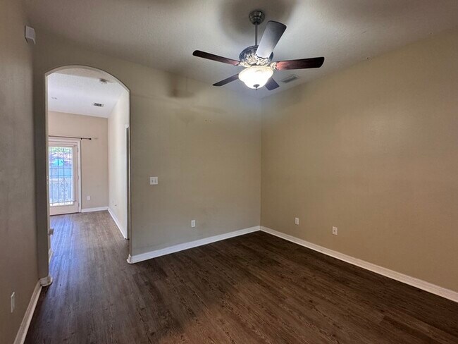 Building Photo - Charming 3-Bedroom Home with Modern Update...