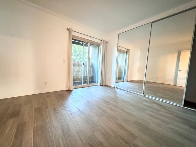 Building Photo - Beautifully Remodeled 1 BD, 1 Mile to beach