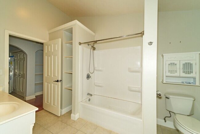 Building Photo - Charming 2 Bed Bungalow in Great SoBro Location!