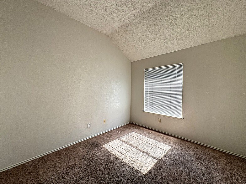 Building Photo - 607 Ottawa Dr