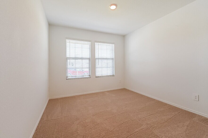 Building Photo - 1040 Crestview Dr