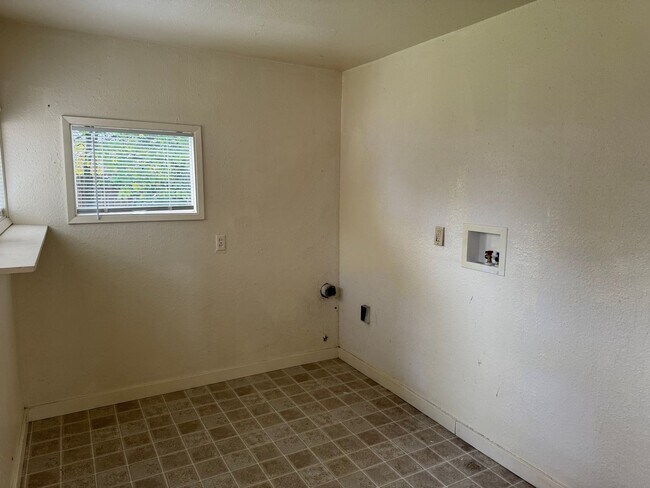 Building Photo - Large 4 bedroom, 1.5 bathroom farm house on River Rd!