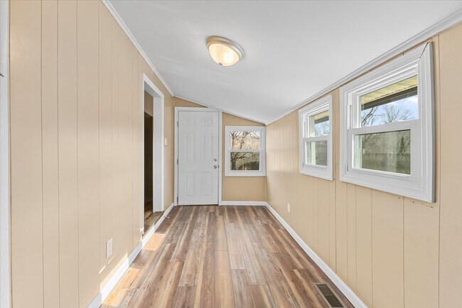 Building Photo - 1471 E State St