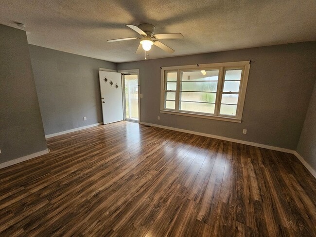 Building Photo - 3 Bedroom 1 Bathroom Home w/ Bonus Off of Gum Branch Rd.