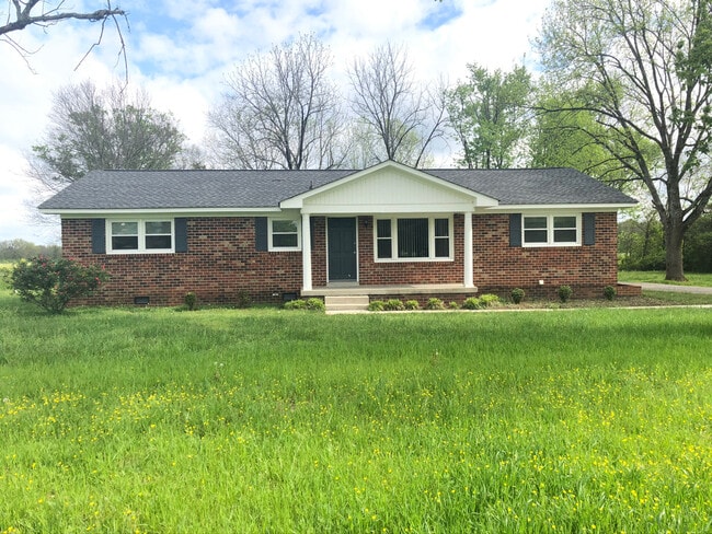 Primary Photo - 2404 Dilton Mankin Rd