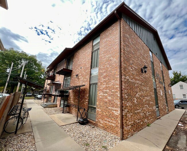 Primary Photo - Pre-Leasing Now! Modern 2 Bed, 1 Bath – Centrally Located!