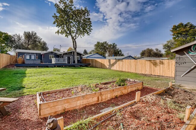 Building Photo - Updated Edgewater Home with Backyard Oasis
