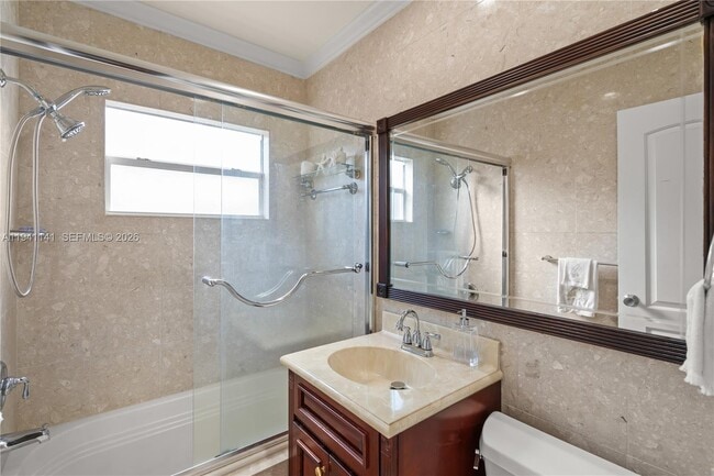 Building Photo - 800 NE 6th St