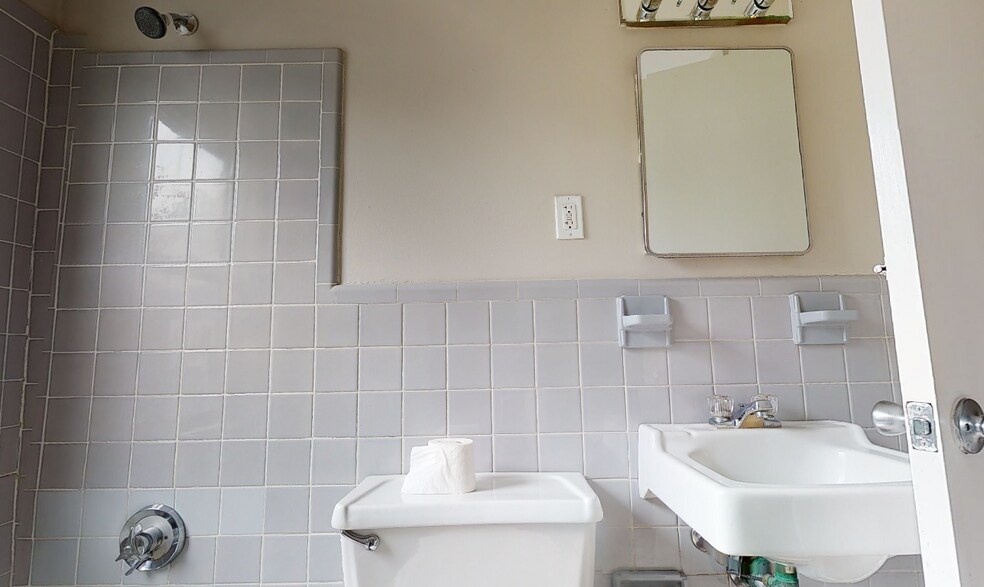 Building Photo - 224 Banks St