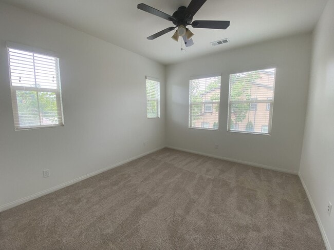 Building Photo - Move-in Ready Townhome in Parklike Community