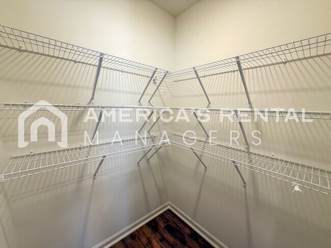 Building Photo - Move-in Special! Beautiful 5 Bed, 2 Bath h...