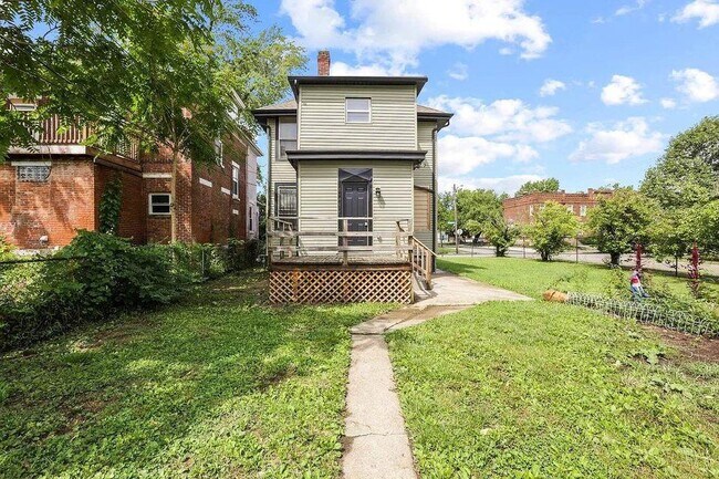 Building Photo - 852 Oakwood Ave