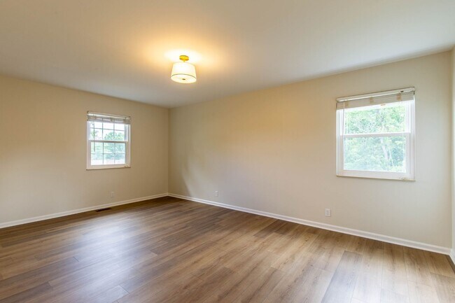 Building Photo - Charming Cul-de-Sac Home with Porch Swing & Wooded Views – 15 Mins from Nashville!