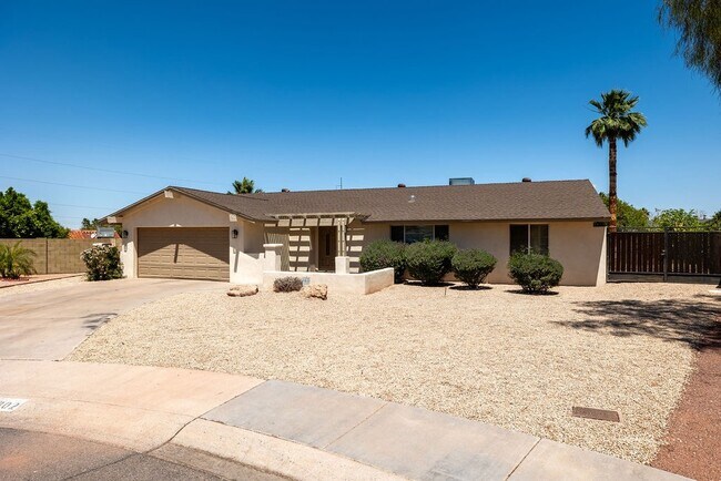 Building Photo - 802 E Caribbean Ln