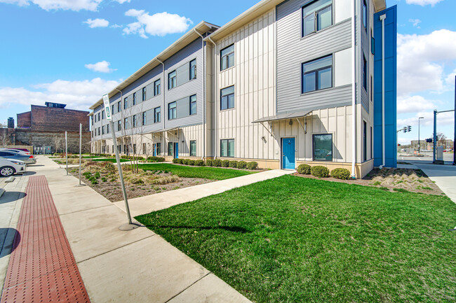 Building Photo - Broadway Lofts