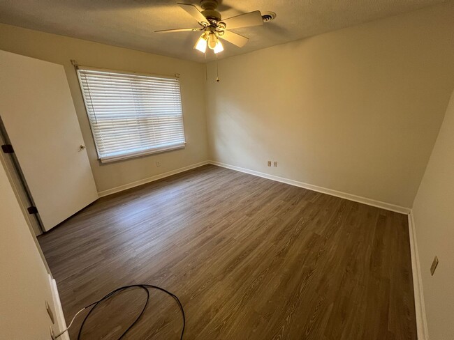 Building Photo - 2 bed 1 bath duplex