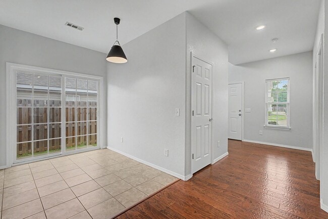 Building Photo - Beautiful 3 Bedroom Home with Hardwood, Tile & Spacious Kitchen