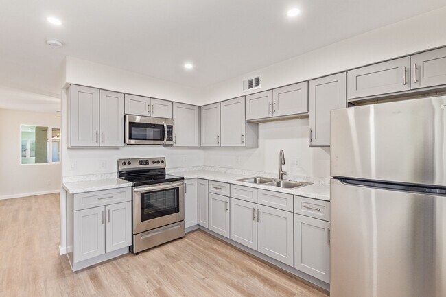 Building Photo - Stylish. Newly Renovated. Cozy, Boutique Community - On Broadway Apartments