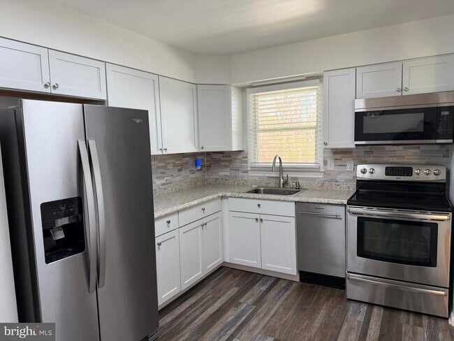 Building Photo - 18 Jameson Ln