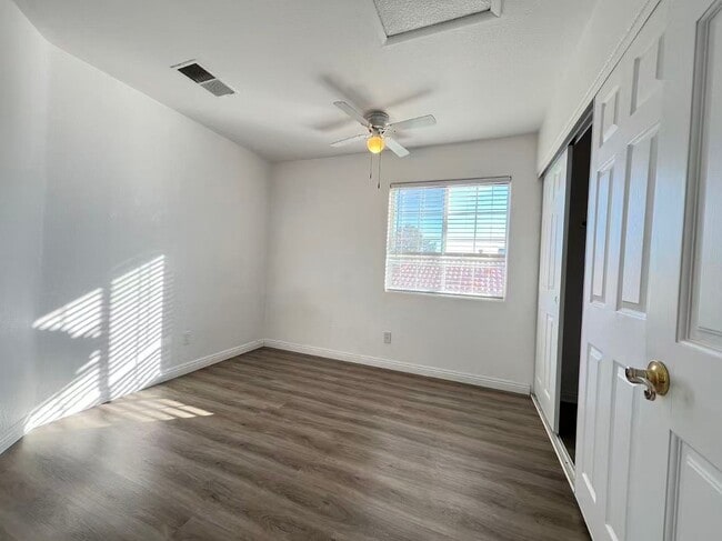 Building Photo - Stunning 5 bedroom, 2.5 bathroom home