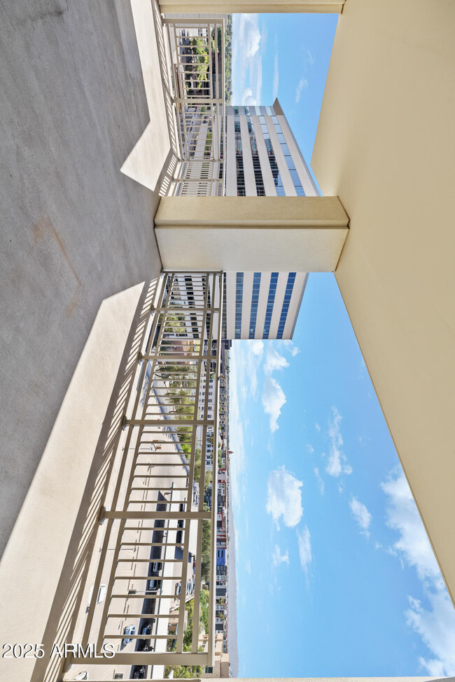 Building Photo - 2211 E Camelback Rd