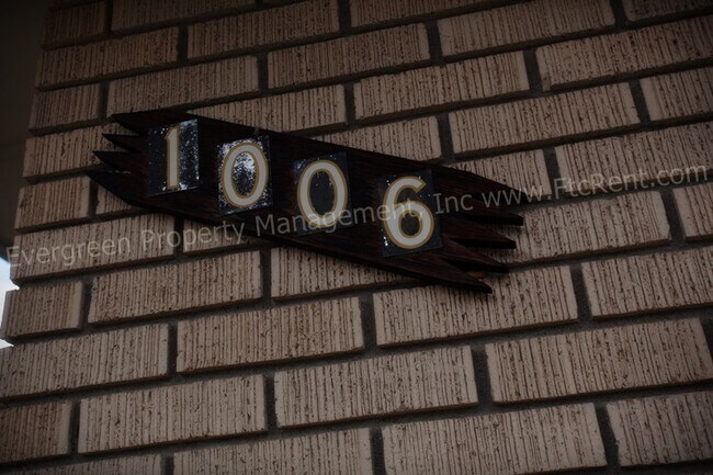 Building Photo - 1004/1006 Cragmore Dr.