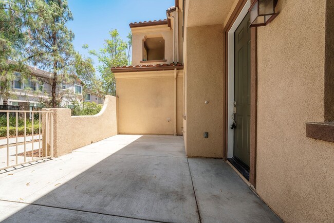 Building Photo - 3 Bedroom Corner Town Home