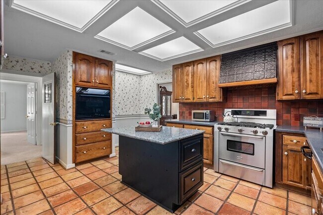 Building Photo - 3415 Bayou Dr E