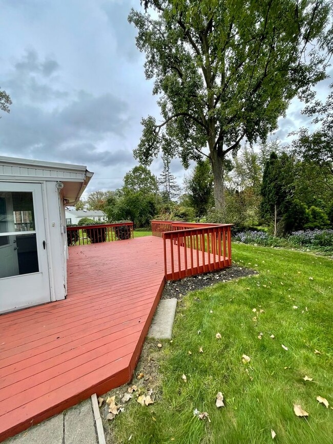 Building Photo - GORGEOUS AND SPACIOUS, 3 BED/2BATH RANCH H...