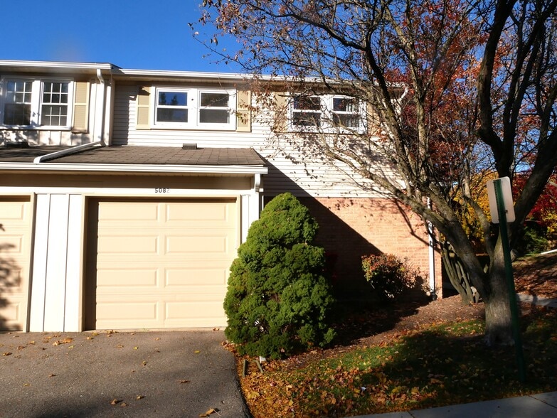 Building Photo - 5082 Buckingham Pl Dr