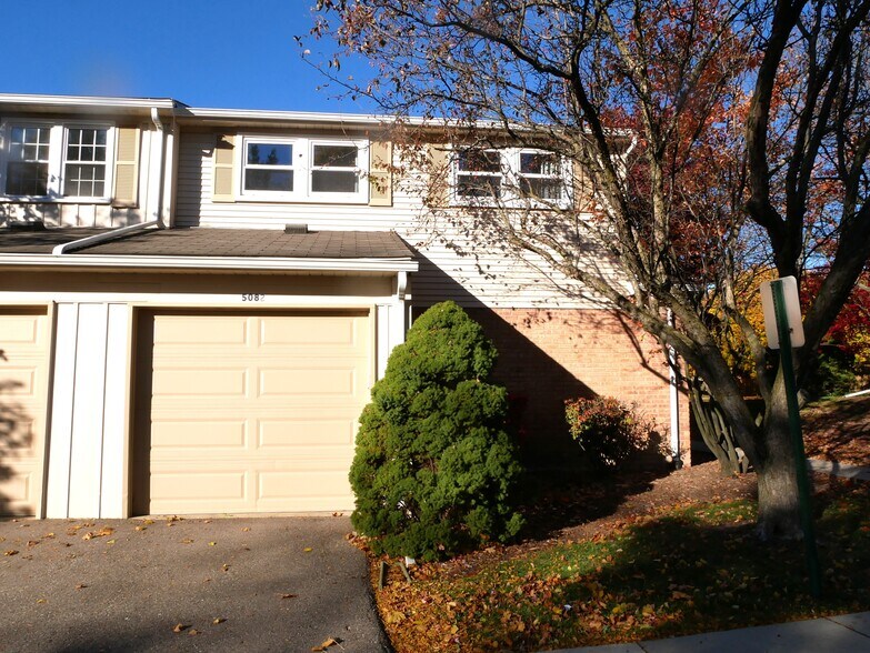 Building Photo - 5082 Buckingham