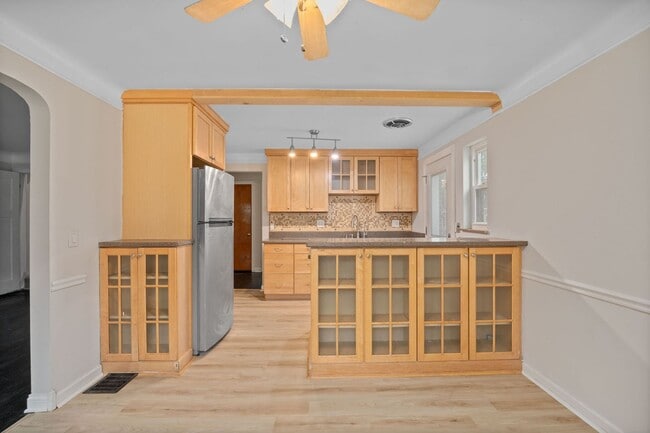 Building Photo - COLLEGE HILL-BEAUTIFULLY MAINTAINED 3 BEDR...