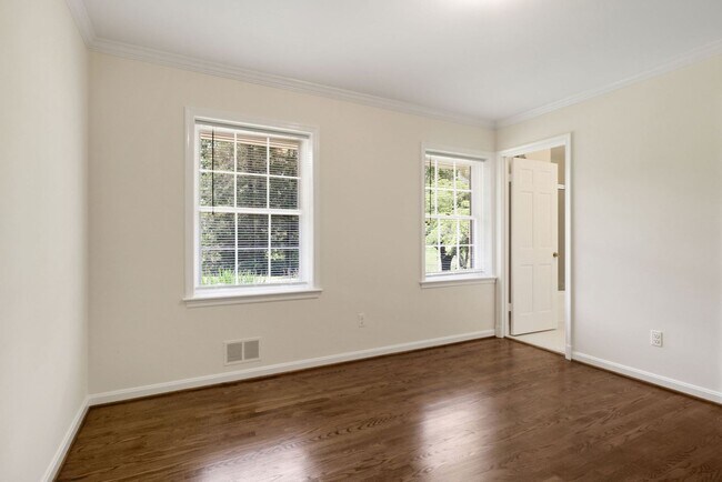 Building Photo - 3 Bed 3 Bath - Potomac Falls Rambler - 2 Car Garage